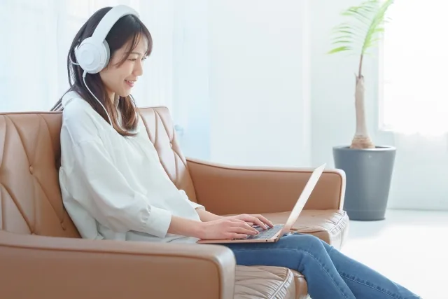 座って仕事をしている男性