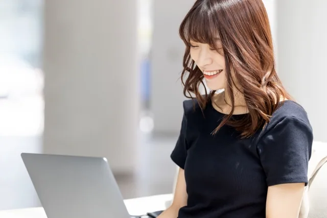 パソコンで作業をしている女性