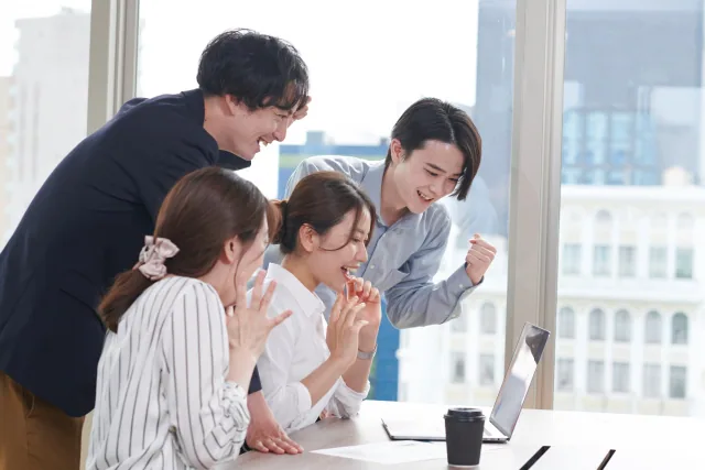 仕事場で楽しくコミュニケーションできている人たち