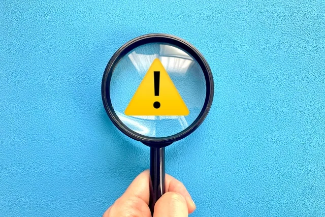 虫眼鏡の中に注意マークが入っている状態