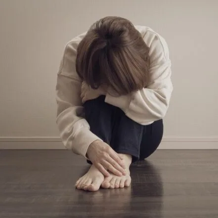 考えている男性の後ろ姿