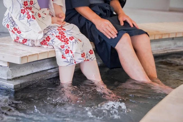 足湯につかっている男女の足