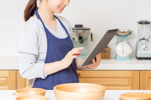 キッチン教室を開いているキッチンにいる女性
