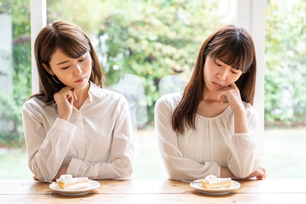 首をかしげている二人の女性