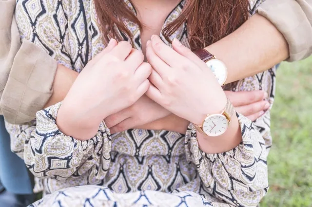 後ろから男性にハグをされている様子