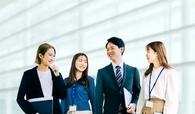 オフィスで歩いている4人の男女