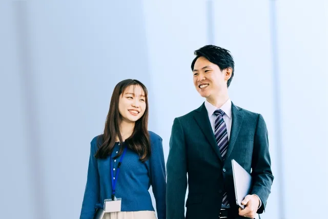 仕事中の男女が歩いている様子