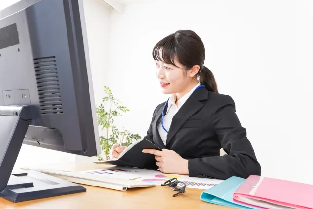 営業事務をしている女性