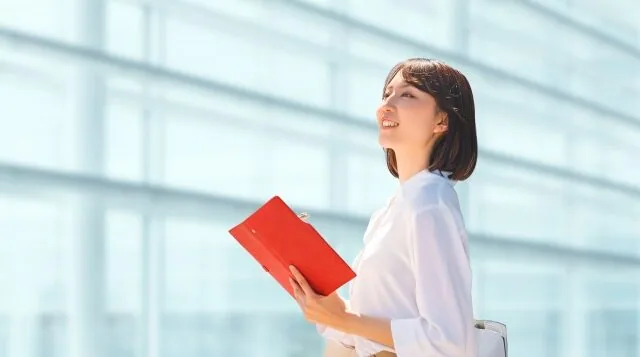笑顔で立っている女性