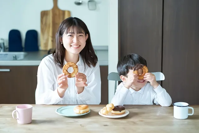 子供と楽しそうにドーナッツを食べている様子
