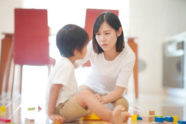母親が子供に手こずらされている様子