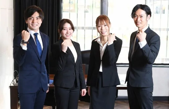 ４人のスーツ姿の男女