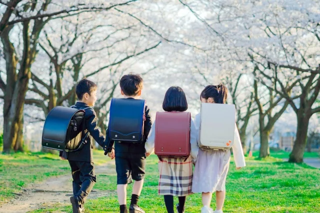 小学校に入学した男の子と女の子複数