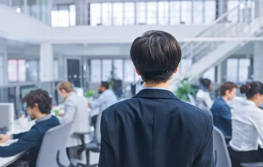 職場の人たちの中に入っていこうとしている男性
