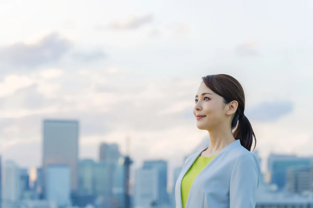 街を眺めている女性