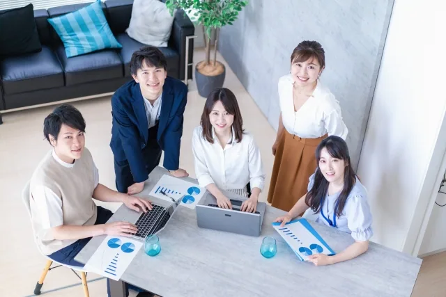 オフィスで働きている人がこちらを見ている様子