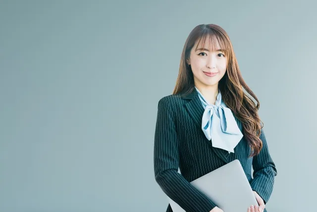 オフィスで働いているらしい立っている女性