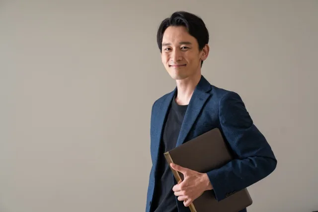 満足そうな表情で立っている男性