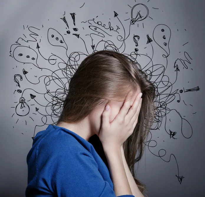 女性が手で顔を覆っている様子