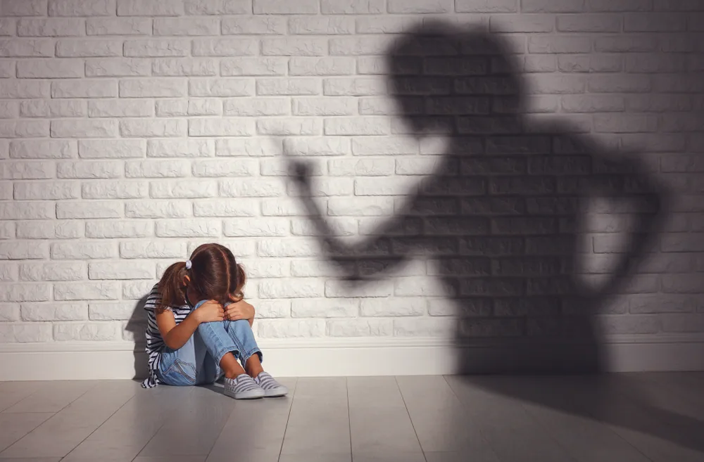 小さな子供が母親の影に叱られている様子