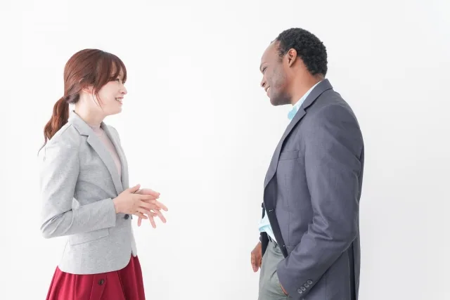 外国人と会話している若い女性