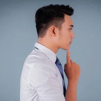 考えている男性の様子