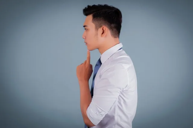 自分を指さしている男性