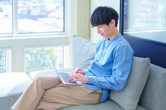男性が家でパソコンをしている様子