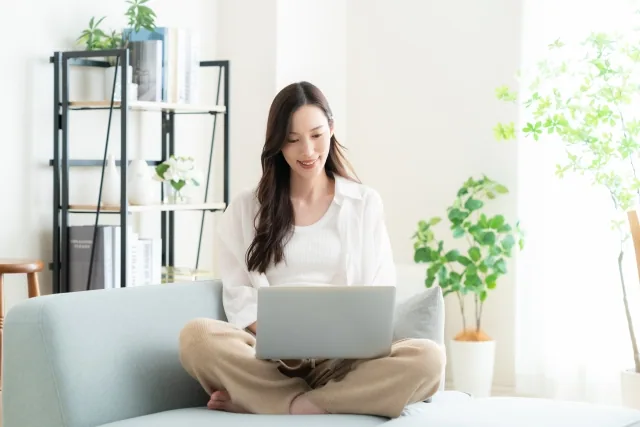 パソコンで勉強している女性
