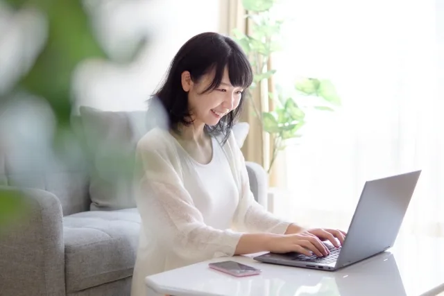 女性がパソコンで仕事をしている様子