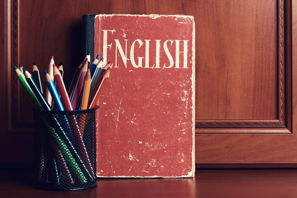 Englishと書かれた本とペン