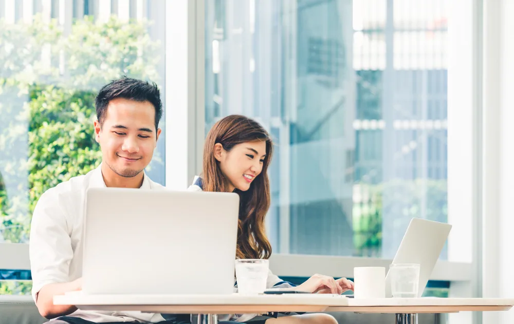 男女がパソコンで勉強している様子