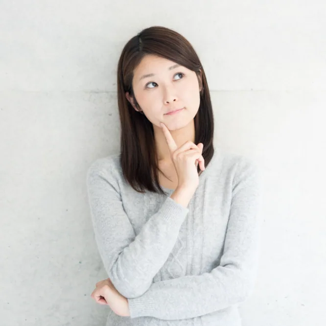 考えている男性の後ろ姿