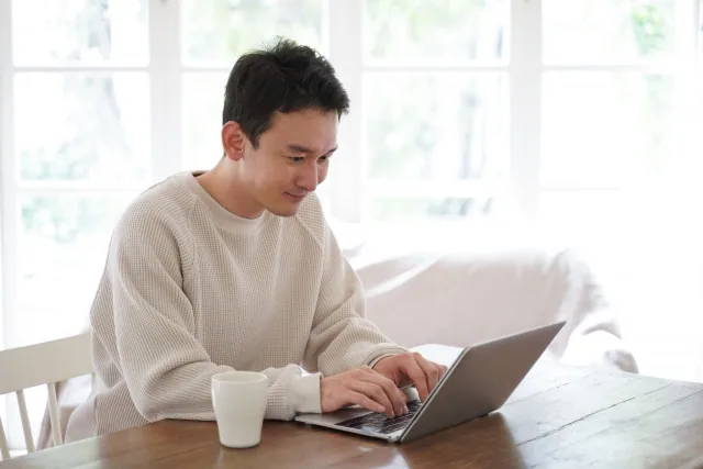 男性がパソコンで仕事をしている様子