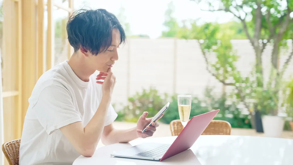 パソコンので学習している男性