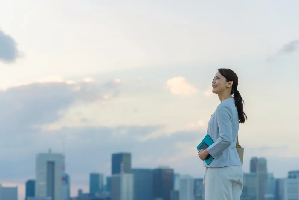 女性が空を眺めている