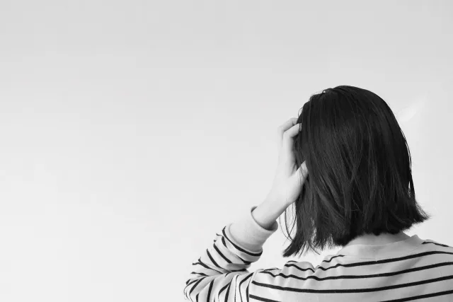 頭を抱えている女性
