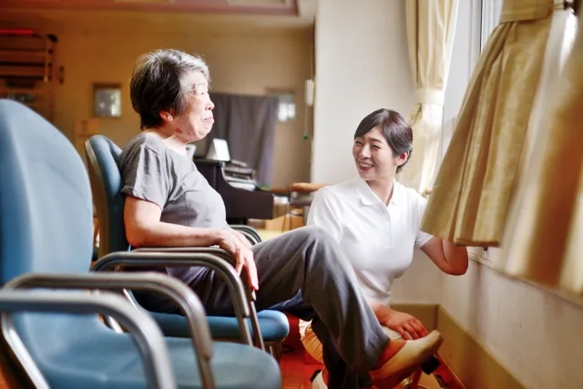 介護をしている女性 