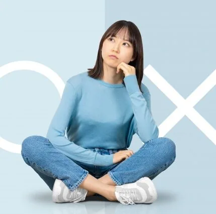 床に座って考えている女性