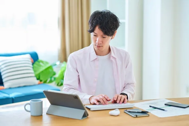 パソコンで勉強している男性