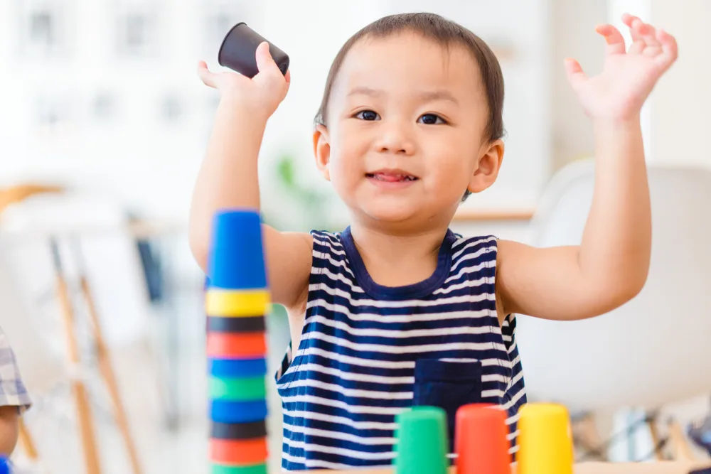 子供が万歳して嬉しそうな様子