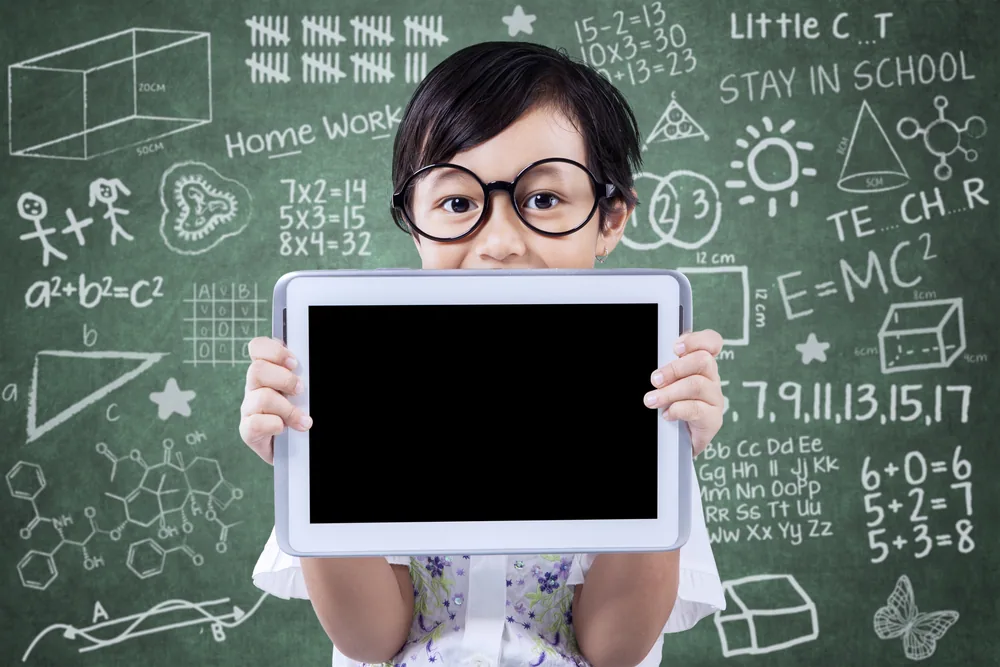 女の子二人がタブレットで勉強している様子