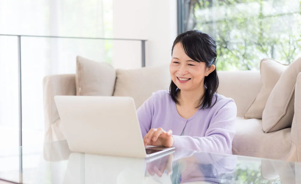 パソコンをしている60代女性