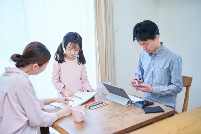親子３人が勉強や作業をしている様子