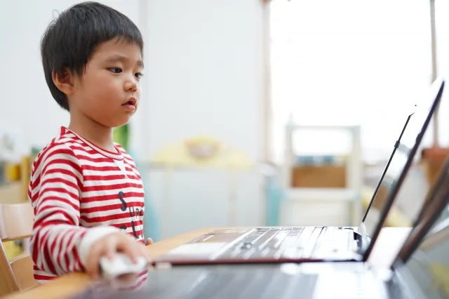 パソコンで子供がマウスを使ってプログラミングの勉強をしている様子