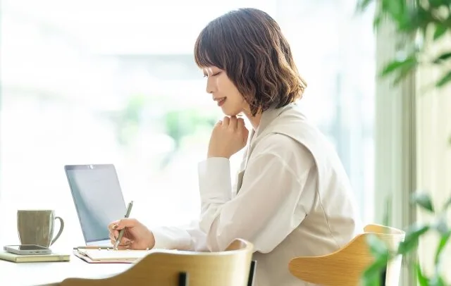 パソコンで勉強している女性