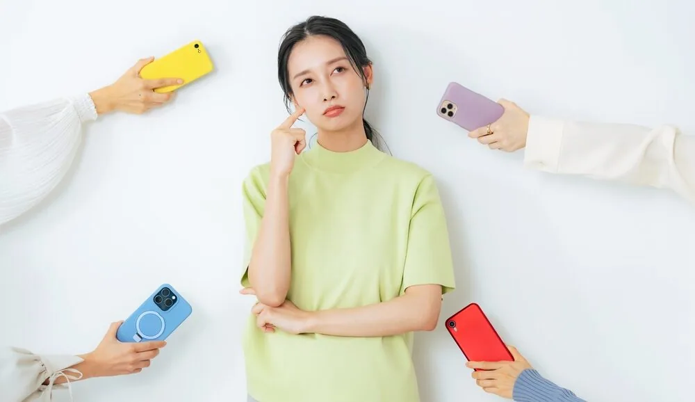 スマホを沢山提示されている女性