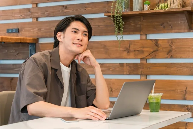 カフェで仕事をする男性