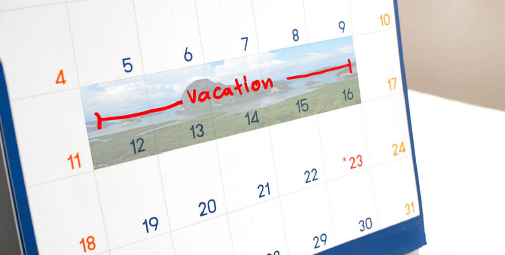 休みが書き込まれたカレンダー