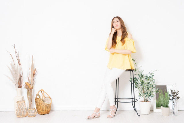 女性が考え事をしている